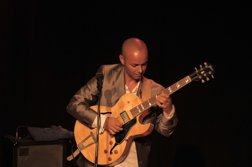 Joel Xavier, um dos virtuosos da guitarra, actuou na Casa de Cultura Jaime Lobo e Silva. - ph. CR-Ericeira Produções