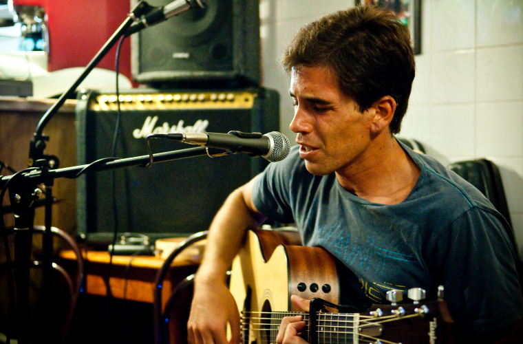 Francisco Fonseca trouxe canções folk da sua autoria à Taberna Lebre. - ph. Mauro Mota