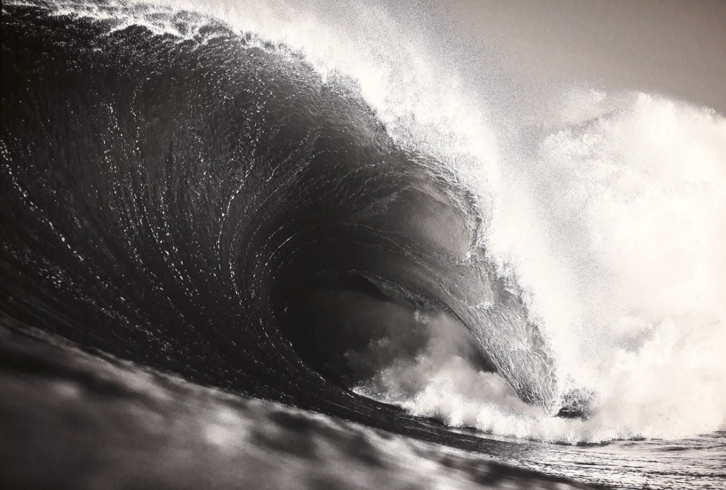 É por esta onda e por outras que a Ericeira tem o estatuto de Reserva Mundial de Surf. Uma das fotografias patentes na exposição "Pulsar", de Ricardo Bravo.