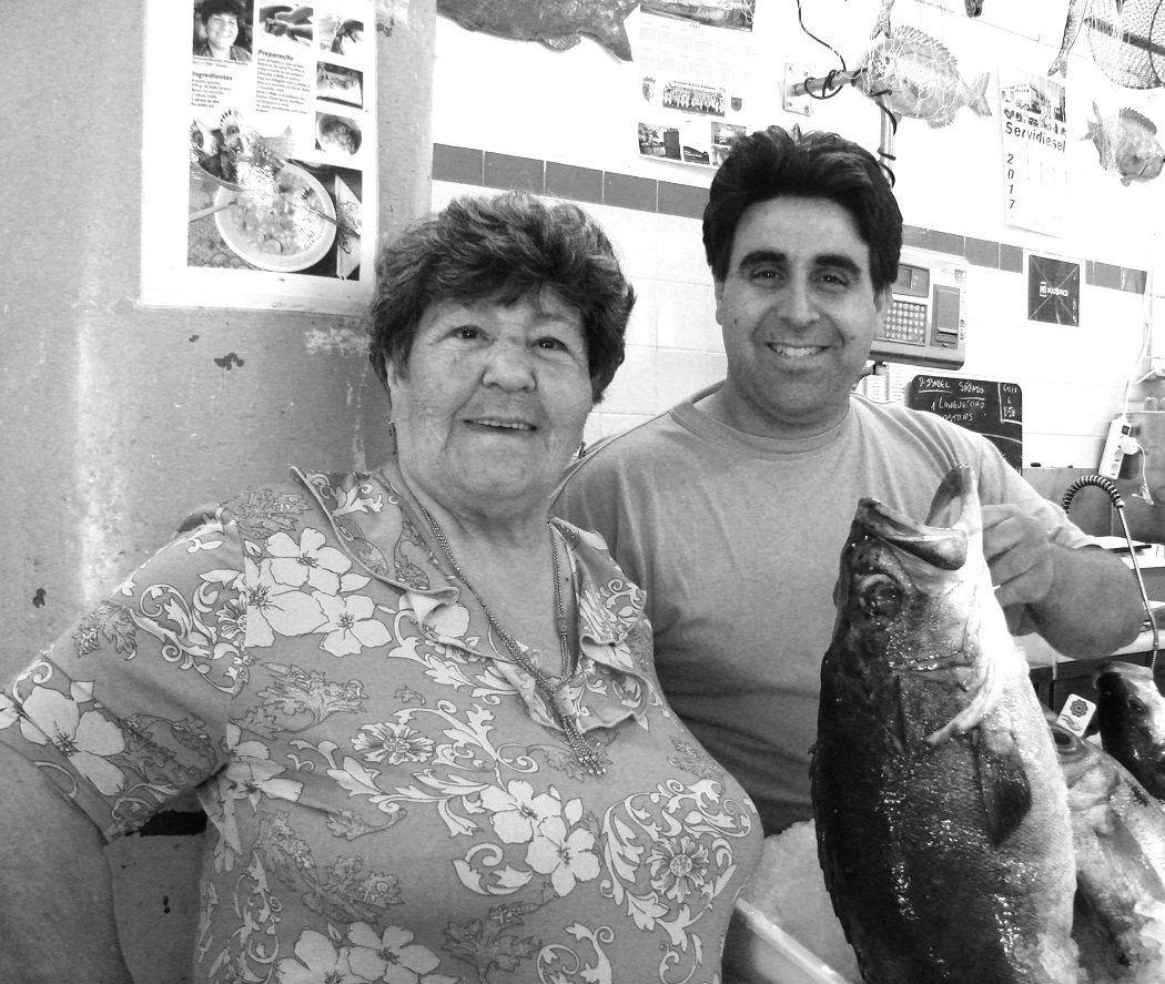 O peixe não tem segredos para ela. E afiança: «Não tenho medo de comprar. E o meu neto sai a mim».